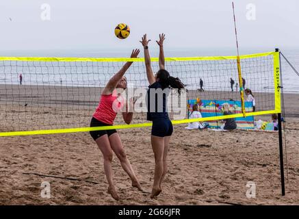 Edinburgh, Großbritannien. 03. Juli 2021 im Bild: Am Portobello Beach in der Nähe von Edinburgh findet eine Beachvolleyballveranstaltung der UK Beach Tour statt. An der Veranstaltung nehmen 16 männliche und 16 weibliche Teams Teil. Kredit: Rich Dyson/Alamy Live Nachrichten Stockfoto