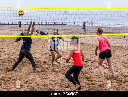 Edinburgh, Großbritannien. 03. Juli 2021 im Bild: Am Portobello Beach in der Nähe von Edinburgh findet eine Beachvolleyballveranstaltung der UK Beach Tour statt. An der Veranstaltung nehmen 16 männliche und 16 weibliche Teams Teil. Kredit: Rich Dyson/Alamy Live Nachrichten Stockfoto