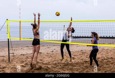 Edinburgh, Großbritannien. 03. Juli 2021 im Bild: Am Portobello Beach in der Nähe von Edinburgh findet eine Beachvolleyballveranstaltung der UK Beach Tour statt. An der Veranstaltung nehmen 16 männliche und 16 weibliche Teams Teil. Kredit: Rich Dyson/Alamy Live Nachrichten Stockfoto