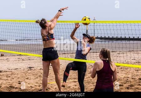 Edinburgh, Großbritannien. 03. Juli 2021 im Bild: Am Portobello Beach in der Nähe von Edinburgh findet eine Beachvolleyballveranstaltung der UK Beach Tour statt. An der Veranstaltung nehmen 16 männliche und 16 weibliche Teams Teil. Kredit: Rich Dyson/Alamy Live Nachrichten Stockfoto