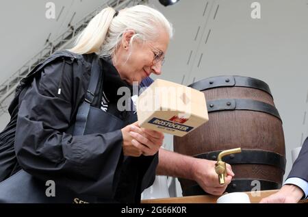 03. Juli 2021, Mecklenburg-Vorpommern, Warnemünde: Regine Lück (links), Präsidentin des Parlaments, eröffnet die 83. Warnemünde-Woche mit einer Faßabstich im Kurhaus-Garten. Die Veranstaltungen an Land werden in diesem Jahr mit einem deutlich reduzierten Programm aufgrund der Corona stattfinden. Bei den Segelwettbewerben auf dem Wasser wird es wieder europäische und deutsche Meisterschaften geben, es werden rund 500 Boote verschiedener Klassen erwartet. Foto: Bernd Wüstneck/dpa-Zentralbild/dpa Stockfoto