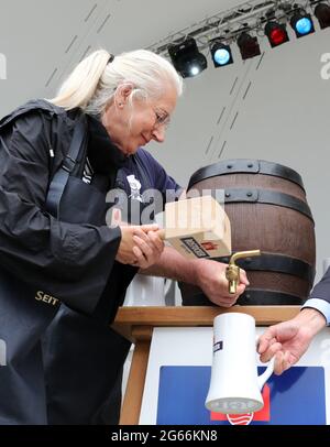 03. Juli 2021, Mecklenburg-Vorpommern, Warnemünde: Regine Lück (links), Präsidentin des Parlaments, eröffnet die 83. Warnemünde-Woche mit einer Faßabstich im Kurhaus-Garten. Die Veranstaltungen an Land werden in diesem Jahr mit einem deutlich reduzierten Programm aufgrund der Corona stattfinden. Bei den Segelwettbewerben auf dem Wasser wird es wieder europäische und deutsche Meisterschaften geben, es werden rund 500 Boote verschiedener Klassen erwartet. Foto: Bernd Wüstneck/dpa-Zentralbild/dpa Stockfoto