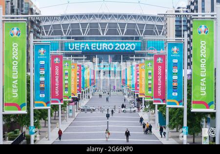 Das Wembley-Stadion ist mit bunten Bannern und Schildern für das UEFA Euro 2020-Fußballturnier geschmückt. London - 3. Juli 2021 Stockfoto
