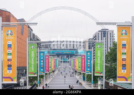 Das Wembley-Stadion ist mit bunten Bannern und Schildern für das UEFA Euro 2020-Fußballturnier geschmückt. London - 3. Juli 2021 Stockfoto