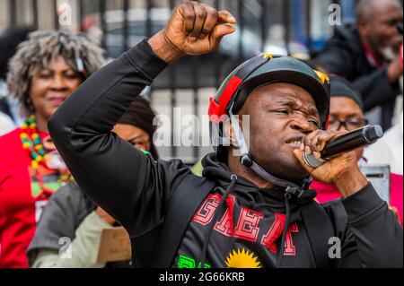 London, Großbritannien. Juli 2021. Anhänger von Biafra, offiziell der Republik Biafra, protestieren (gegenüber Downing Street) gegen ihre Behandlung durch die nigrische Regierung - Biafra war ein sezessionistischer Staat in Westafrika, der von Mai 1967 bis Januar 1970 existierte. Sein Gebiet bestand aus der östlichen Region von Nigeria. Kredit: Guy Bell/Alamy Live Nachrichten Stockfoto