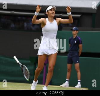 London, Gbr. Juli 2021. London Wimbledon Championships Day 6 03/07/2021 Emma Raducanu (GBR) gewinnt Spiel in der dritten Runde Kredit: Roger Parker/Alamy Live News Stockfoto