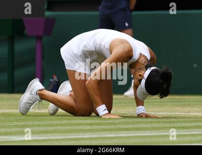 London, Gbr. Juli 2021. London Wimbledon Championships Day 6 03/07/2021 Emma Raducanu (GBR) gewinnt Spiel in der dritten Runde Kredit: Roger Parker/Alamy Live News Stockfoto