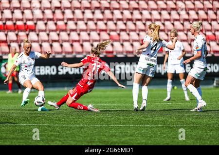 Orebro, Schweden. Juli 2021. Karin Lundin (11 Orebro) in einem Kampf gegen Hanna Bennison (8 Rosengard) während eines Spiels am 3. Juli 2021 zwischen KIF Orebro DFF und FC Rosengard in der Behrn Arena in Orebro, Schweden Quelle: SPP Sport Pressefoto. /Alamy Live News Stockfoto