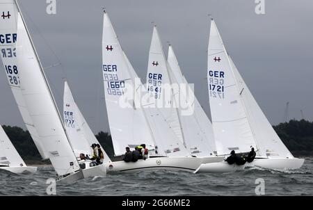 03. Juli 2021, Mecklenburg-Vorpommern, Warnemünde: Am Eröffnungstag der 83. Warnemünde-Woche starteten die H-Klasse-Boote zur ersten Regatta auf der Ostsee. Die Veranstaltungen an Land werden in diesem Jahr mit einem deutlich reduzierten Programm aufgrund von Corona stattfinden. Zu den Segelwettbewerben auf dem Wasser gehören wieder europäische und deutsche Meisterschaften, rund 500 Boote der verschiedenen Klassen werden erwartet. Foto: Bernd Wüstneck/dpa-Zentralbild/dpa Stockfoto