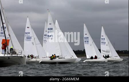 03. Juli 2021, Mecklenburg-Vorpommern, Warnemünde: Am Eröffnungstag der 83. Warnemünde-Woche starteten die H-Klasse-Boote zur ersten Regatta auf der Ostsee. Die Veranstaltungen an Land werden in diesem Jahr mit einem deutlich reduzierten Programm aufgrund von Corona stattfinden. Zu den Segelwettbewerben auf dem Wasser gehören wieder europäische und deutsche Meisterschaften, rund 500 Boote der verschiedenen Klassen werden erwartet. Foto: Bernd Wüstneck/dpa-Zentralbild/dpa Stockfoto