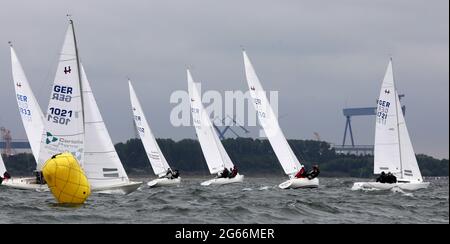 03. Juli 2021, Mecklenburg-Vorpommern, Warnemünde: Am Eröffnungstag der 83. Warnemünde-Woche starteten die H-Klasse-Boote zur ersten Regatta auf der Ostsee. Die Veranstaltungen an Land werden in diesem Jahr mit einem deutlich reduzierten Programm aufgrund von Corona stattfinden. Zu den Segelwettbewerben auf dem Wasser gehören wieder europäische und deutsche Meisterschaften, rund 500 Boote der verschiedenen Klassen werden erwartet. Foto: Bernd Wüstneck/dpa-Zentralbild/dpa Stockfoto