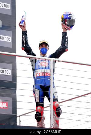 PATA Yamaha mit dem BriXX Toprak Razgatlioglu steht nach dem Gewinn des WorldSBK Race 1 am ersten Tag der Motul Fim Superbike Championship 2021 im Donington Park, Leicestershire, auf dem Podium. Samstag, 3. Juli 2021. Stockfoto