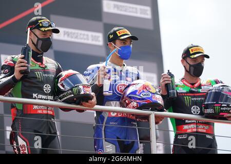 PATA Yamaha mit dem BriXX Toprak Razgatlioglu steht nach dem Gewinn des WorldSBK Race 1 am ersten Tag der Motul Fim Superbike Championship 2021 im Donington Park, Leicestershire, auf dem Podium. Samstag, 3. Juli 2021. Stockfoto