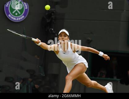 London, Gbr. Juli 2021. London Wimbledon Championships Day 6 03/07/2021 Emma Raducanu (GBR) gewinnt Spiel in der dritten Runde Kredit: Roger Parker/Alamy Live News Stockfoto