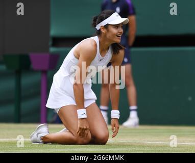 London, Gbr. Juli 2021. London Wimbledon Championships Day 6 03/07/2021 Emma Raducanu (GBR) gewinnt Spiel in der dritten Runde Kredit: Roger Parker/Alamy Live News Stockfoto