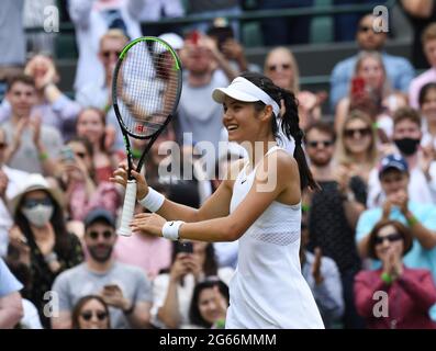 London, Gbr. Juli 2021. London Wimbledon Championships Day 6 03/07/2021 Emma Raducanu (GBR) gewinnt Spiel in der dritten Runde Kredit: Roger Parker/Alamy Live News Stockfoto