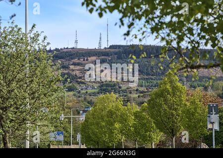 Wunderschöne Nahaufnahme von drei Rock-TV-Sender-Antennen zwischen Frühlingsblättern aus Ballinter, Dublin, Irland. Mobilfunktürme Stockfoto