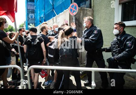 03. Juli 2021, Nordrhein-Westfalen, Bochum: Demonstranten zerstochen bei einer Gegendemonstration mit Polizisten. Nach Angaben der Polizei zählt die Demonstration gegen die Corona-Schutzmaßnahmen 500 Teilnehmer, an einer Gegendemonstration nahmen rund 150 Demonstranten Teil. Foto: Jonas Güttler/dpa Stockfoto