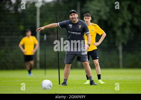 03. Juli 2021, Nordrhein-Westfalen, Aachen: Fußball, Regionalliga West, Alemannia Aachens Trainingsauftakt auf dem Trainingsgelände im Tivoli-Stadion: Neuer Trainer Patrick Helmes, ehemaliger Bundesliga- und Nationalspieler, führt sein erstes Training durch. Foto: Rolf Vennenbernd/dpa Stockfoto