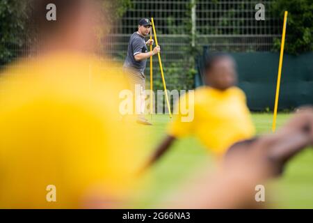 03. Juli 2021, Nordrhein-Westfalen, Aachen: Fußball, Regionalliga West, Alemannia Aachens Trainingsauftakt auf dem Trainingsgelände im Tivoli-Stadion: Neuer Trainer Patrick Helmes, ehemaliger Bundesliga- und Nationalspieler, führt sein erstes Training durch. Foto: Rolf Vennenbernd/dpa Stockfoto