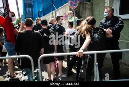 03. Juli 2021, Nordrhein-Westfalen, Bochum: Demonstranten zerstochen bei einer Gegendemonstration mit Polizisten. Nach Angaben der Polizei zählt die Demonstration gegen die Corona-Schutzmaßnahmen 500 Teilnehmer, an einer Gegendemonstration nahmen rund 150 Demonstranten Teil. Foto: Jonas Güttler/dpa Stockfoto