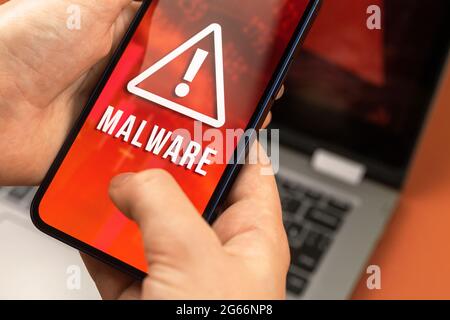 Frau nutzt das Mobiltelefon mit Malware-Software, Cyber-Hacking-Angriff und Kriminalität Konzept Foto Stockfoto