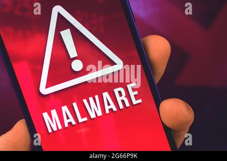 Ein anonymer Hacker mit Handy und Malware warnen Bildschirm, Hack die persönlichen Daten und Cyber-Kriminalität Konzept Stockfoto