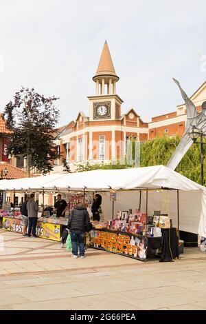 Marktplatz, auf dem die Käufer die Stände durchstöbern. Lincoln, Lincolnshire, England Stockfoto