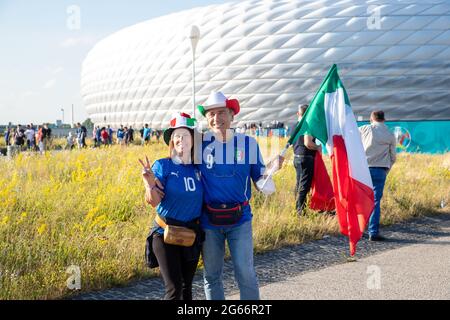 Zum Euro 2020 Spiel Italien gegen Belgien reisen die Fans der beiden Mannschaften am 2. Juli 2021 zur Allianz Arena in München an. Der Sieger wird sich für das Halbfinale qualifizieren. * Fans vor dem Euro 2020-Spiel zwischen Italien und Belgien in der Allianz Alrena in München am 2. Juli 2021. (Foto: Alexander Pohl/Sipa USA) Quelle: SIPA USA/Alamy Live News Stockfoto