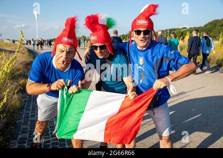 Zum Euro 2020 Spiel Italien gegen Belgien reisen die Fans der beiden Mannschaften am 2. Juli 2021 zur Allianz Arena in München an. Der Sieger wird sich für das Halbfinale qualifizieren. * Fans vor dem Euro 2020-Spiel zwischen Italien und Belgien in der Allianz Alrena in München am 2. Juli 2021. (Foto: Alexander Pohl/Sipa USA) Quelle: SIPA USA/Alamy Live News Stockfoto