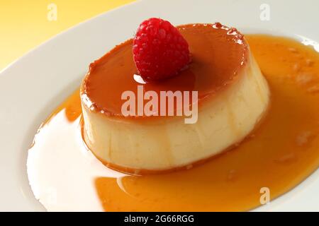 Eine Nahaufnahme eines crème Karamells, der in einem Pool aus Karamellsoße sitzt. Stockfoto