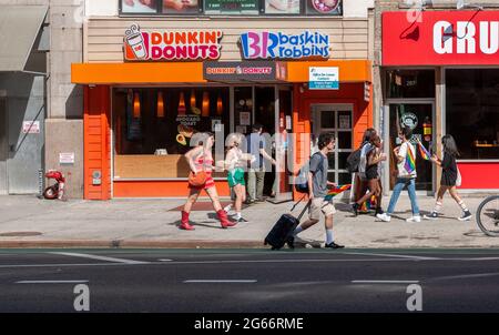 Am Sonntag, den 27. Juni 2021, gab es in Chelsea in New York eine Franchise-Kette von Dunkin’, geb. Dunkin’ Donuts und Baskin Robbins. (© Richard B. Levine) Stockfoto