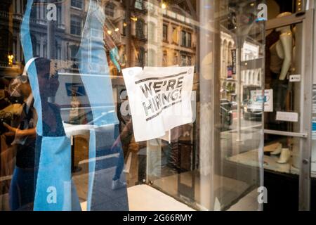 Ein Einstellungsschild im Fenster eines Stores in New York gibt bekannt, dass das Unternehmen die Einstellung vornimmt, gesehen am Samstag, dem 26. Juni 2021. (© Richard B. Levine) Stockfoto