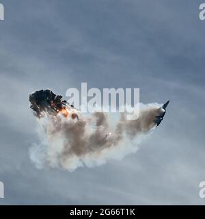 Flugzeugjäger fliegt und schießt Heißluftgewehre in den blauen Himmel. Der Kämpfer schießt während des Manövers Wärmestauben ab. Ein Kämpfer während einer Demonstration Stockfoto