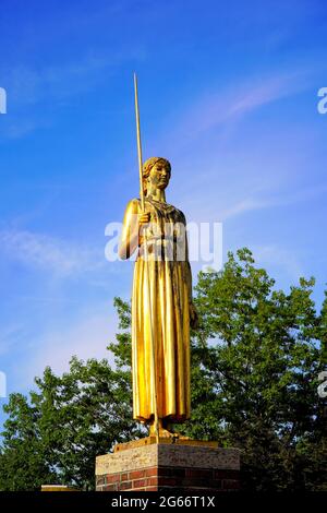 Statue der griechischen Göttin Pallas Athene vom Bildhauer Johannes Knubel. Errichtet 1926. Ort: Düsseldorf. Stockfoto