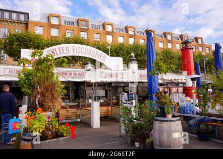 Straßenverkauf des deutschen Fischrestaurants 'Sylter Fischkutter' an der beliebten Touristendestination Rheinpromenade in Düsseldorf, Deutschland. Stockfoto