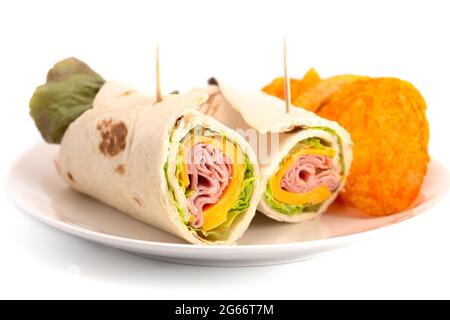 Ein Schinken, Käse und Salat wickeln Sie ein perfektes Licht und gesundes Mittagessen Stockfoto