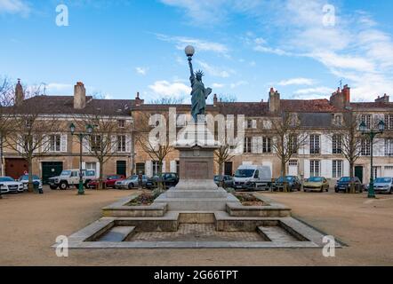 Ein Bild des Platzes Place de la Liberté, wo sich eine kleine Nachbildung der Freiheitsstatue (Poitiers) befindet. Stockfoto