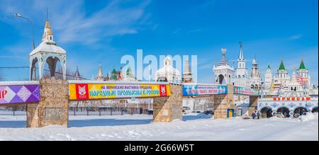 Ein Panoramabild vom Eingang zum Kreml in Izmailovo im Winter. Stockfoto