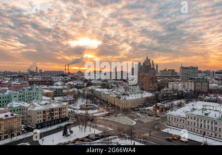 Ein Bild vom Sonnenuntergang über Moskau im Winter. Stockfoto