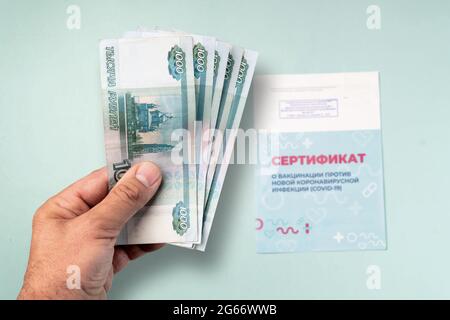 Moskau, Russland - 3. Juli 2021. Konzept eines illegalen Erwerbs des russischen COVID-19-Impfzertifikats. Stockfoto