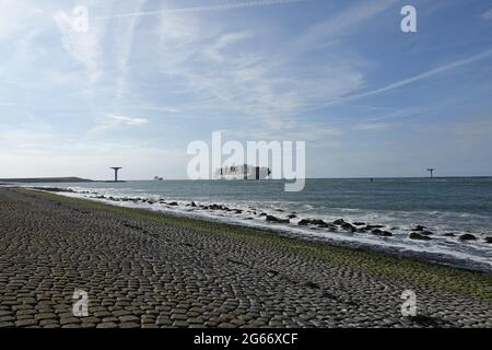 Containerschiff bei Ankunft in Rotterdam Stockfoto
