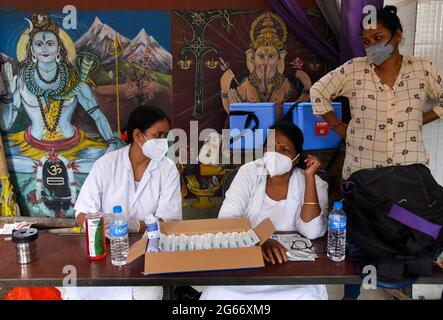 Guwahati, Indien. Juli 2021. Gesundheitshelfer, um in Guwahati einen Impfstoff gegen die Covid-19-Coronavirus-Krankheit zu impfen. Quelle: David Talukdar/ZUMA Wire/Alamy Live News Stockfoto