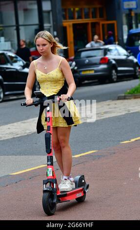 Bristol, Großbritannien. Juli 2021. Auf den Straßen der City of Bristol werden E-Scoooters von Fahrern gesehen, die den Nachmittag genießen. Sie sind eine Anleitung für die lokalen Gebiete und Vermieter -GOV.UK Elektro-Scooter können nicht auf den Gehwegen gefahren werden, können Benutzer Test-Scooter über eine App auf dem Mobiltelefon mieten, der Benutzer muss einen Führerschein besitzen und durch das Gesetz, wie festgelegt, einhalten. Die E-Scooter dürfen nur von einer Person verwendet werden, nicht von 2 oder drei Personen. Bildquelle: Robert Timoney/Alamy Live News Stockfoto