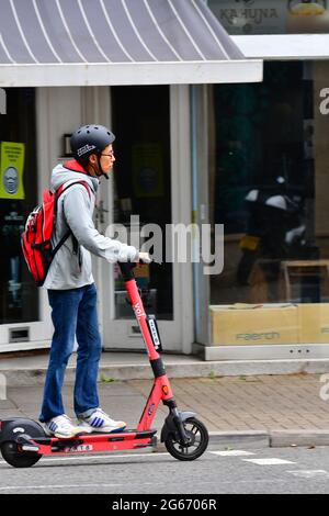 Bristol, Großbritannien. Juli 2021. Auf den Straßen der City of Bristol werden E-Scoooters von Fahrern gesehen, die den Nachmittag genießen. Sie sind eine Anleitung für die lokalen Gebiete und Vermieter -GOV.UK Elektro-Scooter können nicht auf den Gehwegen gefahren werden, können Benutzer Test-Scooter über eine App auf dem Mobiltelefon mieten, der Benutzer muss einen Führerschein besitzen und durch das Gesetz, wie festgelegt, einhalten. Die E-Scooter dürfen nur von einer Person verwendet werden, nicht von 2 oder drei Personen. Bildquelle: Robert Timoney/Alamy Live News Stockfoto