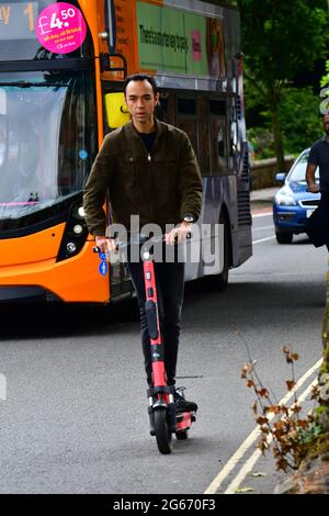 Bristol, Großbritannien. Juli 2021. Auf den Straßen der City of Bristol werden E-Scoooters von Fahrern gesehen, die den Nachmittag genießen. Sie sind eine Anleitung für die lokalen Gebiete und Vermieter -GOV.UK Elektro-Scooter können nicht auf den Gehwegen gefahren werden, können Benutzer Test-Scooter über eine App auf dem Mobiltelefon mieten, der Benutzer muss einen Führerschein besitzen und durch das Gesetz, wie festgelegt, einhalten. Die E-Scooter dürfen nur von einer Person verwendet werden, nicht von 2 oder drei Personen. Bildquelle: Robert Timoney/Alamy Live News Stockfoto