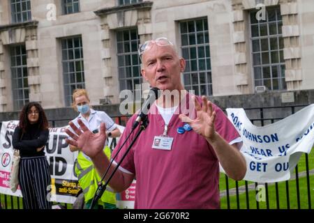 London, Großbritannien. Juli 2021. Krankenschwester David Carr. Die Aktivisten marschieren zu einer Kundgebung zu Beginn der dreitägigen Feier des 73. Jahrestages der Gründung des NHS durch Labour gegen die Tory-Opposition, fordern Lohngerechtigkeit für Mitarbeiter des NHS und ein Ende der kriechenden Privatisierung des NHS durch Tory. Der marsch vom University College Hospital zu einer Kundgebung in der Downing Street war Teil eines Aktionstages an neun Orten in London und vielen anderen im ganzen Land. Peter Marshall/Alamy Live News Stockfoto