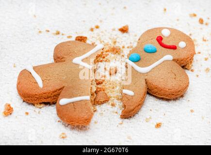 Lebkuchenmann, der mit Krümel gebrochen ist Stockfoto