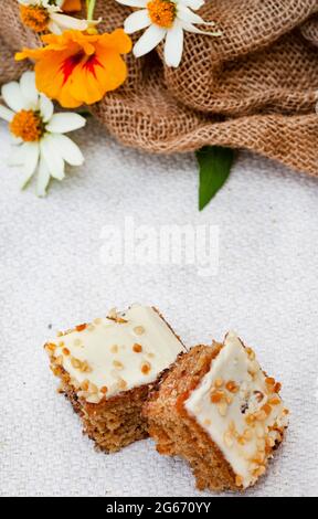 Karottenkuchen Quadrate auf Farm Stil Tisch Stockfoto