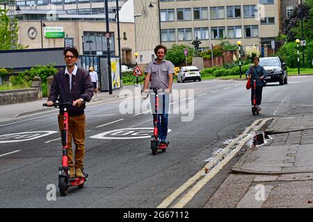 Bristol, Großbritannien. Juli 2021. Auf den Straßen der City of Bristol werden E-Scoooters von Fahrern gesehen, die den Nachmittag genießen. Sie sind eine Anleitung für die lokalen Gebiete und Vermieter -GOV.UK Elektro-Scooter können nicht auf den Gehwegen gefahren werden, können Benutzer Test-Scooter über eine App auf dem Mobiltelefon mieten, der Benutzer muss einen Führerschein besitzen und durch das Gesetz, wie festgelegt, einhalten. Die E-Scooter dürfen nur von einer Person verwendet werden, nicht von 2 oder drei Personen. Bildquelle: Robert Timoney/Alamy Live News Stockfoto